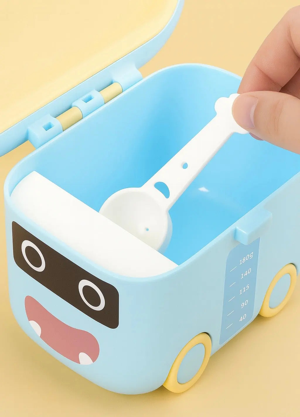 Baby formula storage container with measuring scoop compartment
