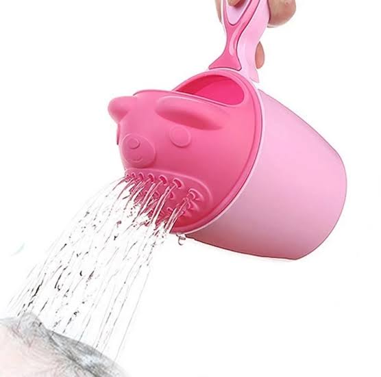 Ergonomic baby bath mug with a spout for controlled pouring. Ideal for gentle rinsing and a soothing bath experience.