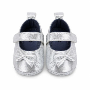 Front view of baby girls silver bow soft sole prewalker shoes